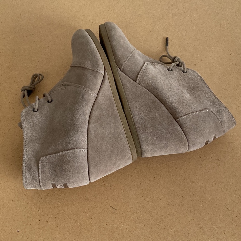 Toms Tan Wedges. Size 8